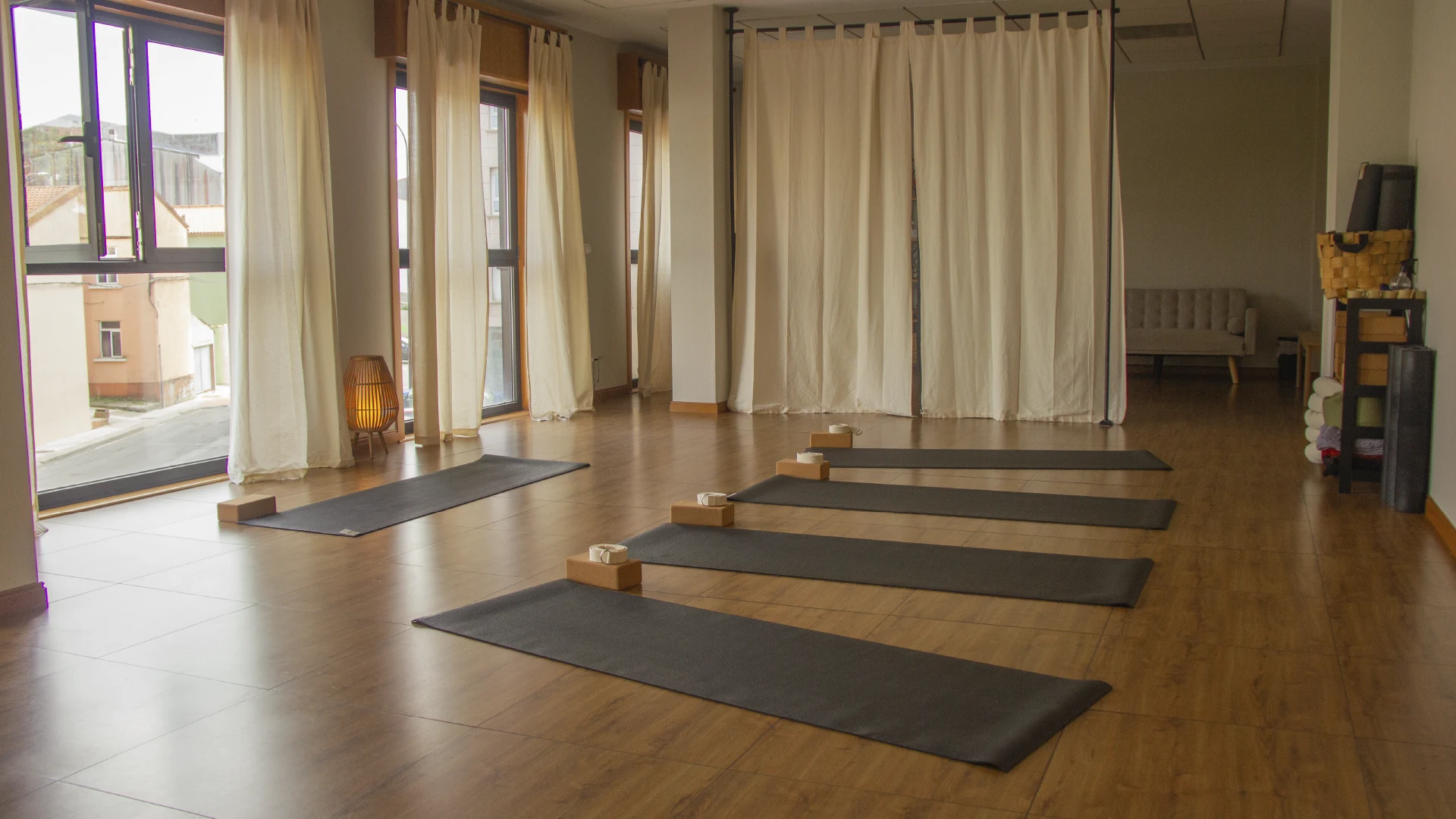 Estudio de yoga Emana en Carballo con esterillas preparadas y cortinas de lino