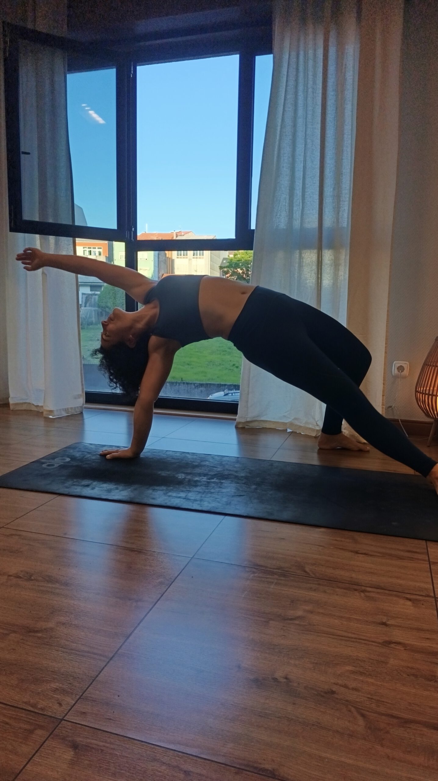 Postura de yoga dinámico en Emana Yoga Studio Carballo