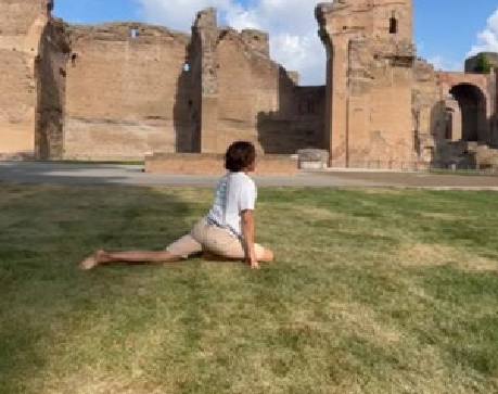 Práctica de yoga al aire libre entre ruinas