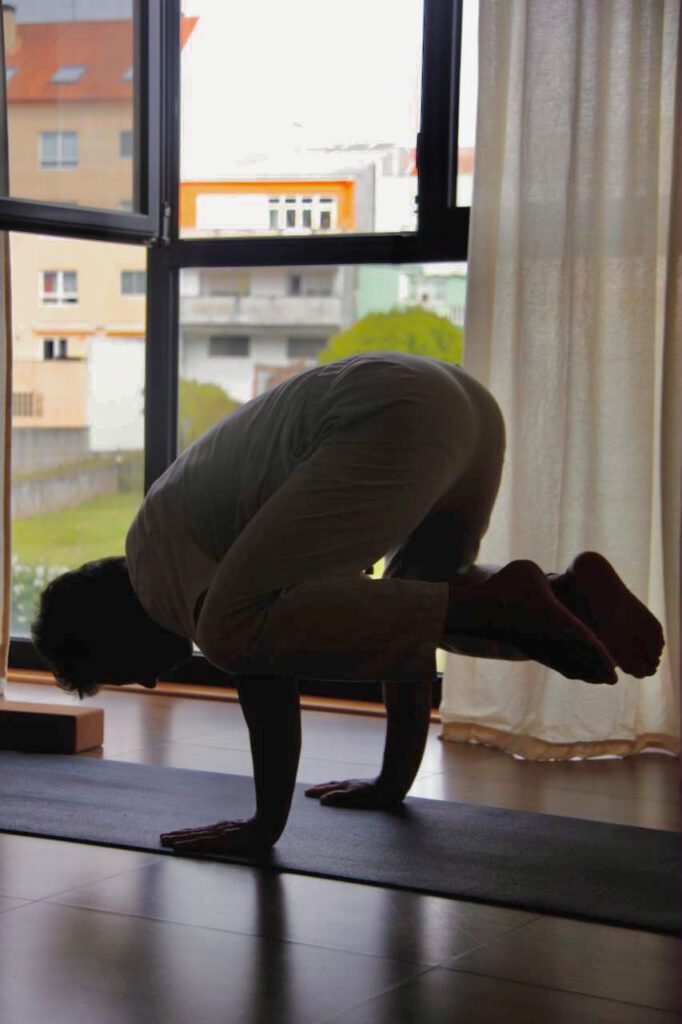 Postura del niño durante una clase de yoga en Carballo
