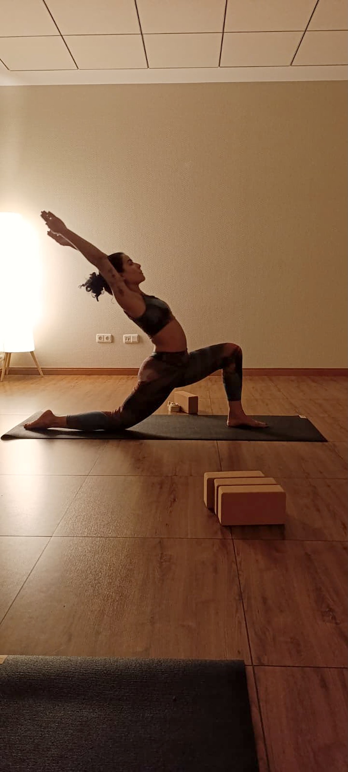 Postura de yoga de estiramiento en una clase de Emana Yoga Carballo
