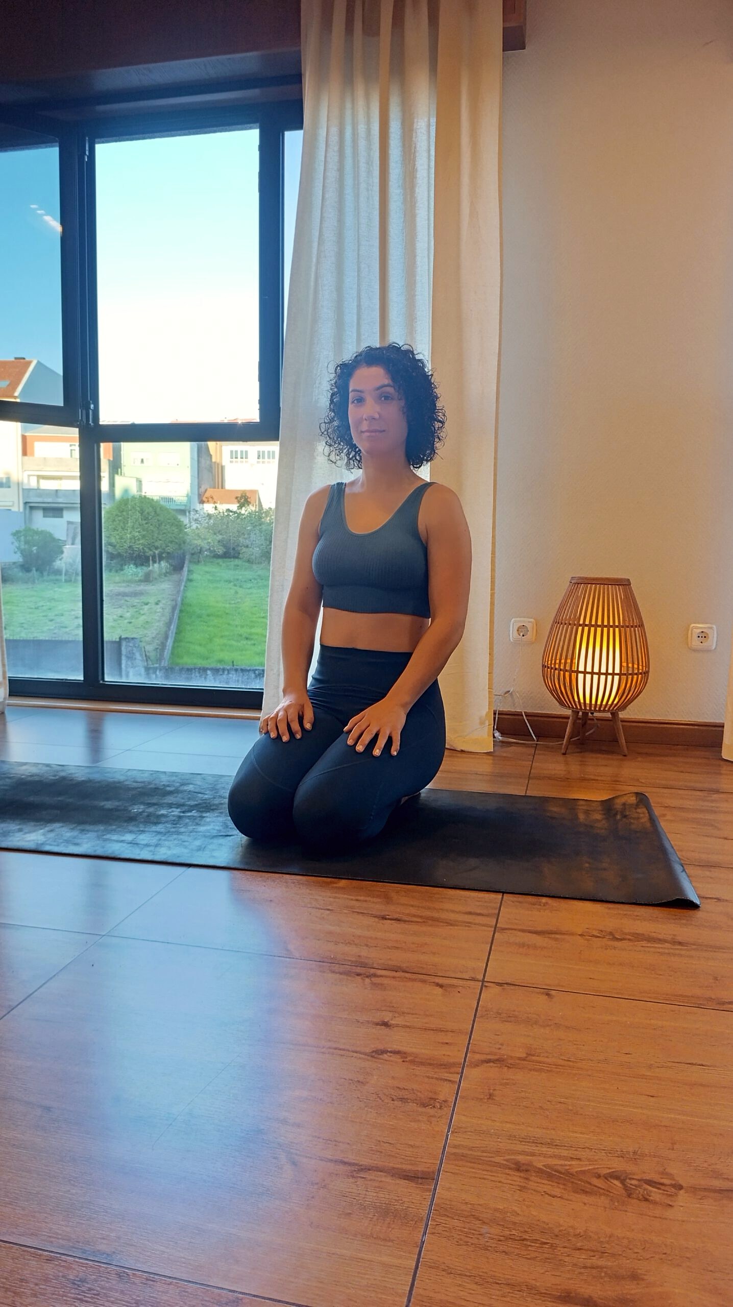 Profesora de yoga en postura de meditación en Emana Yoga Carballo