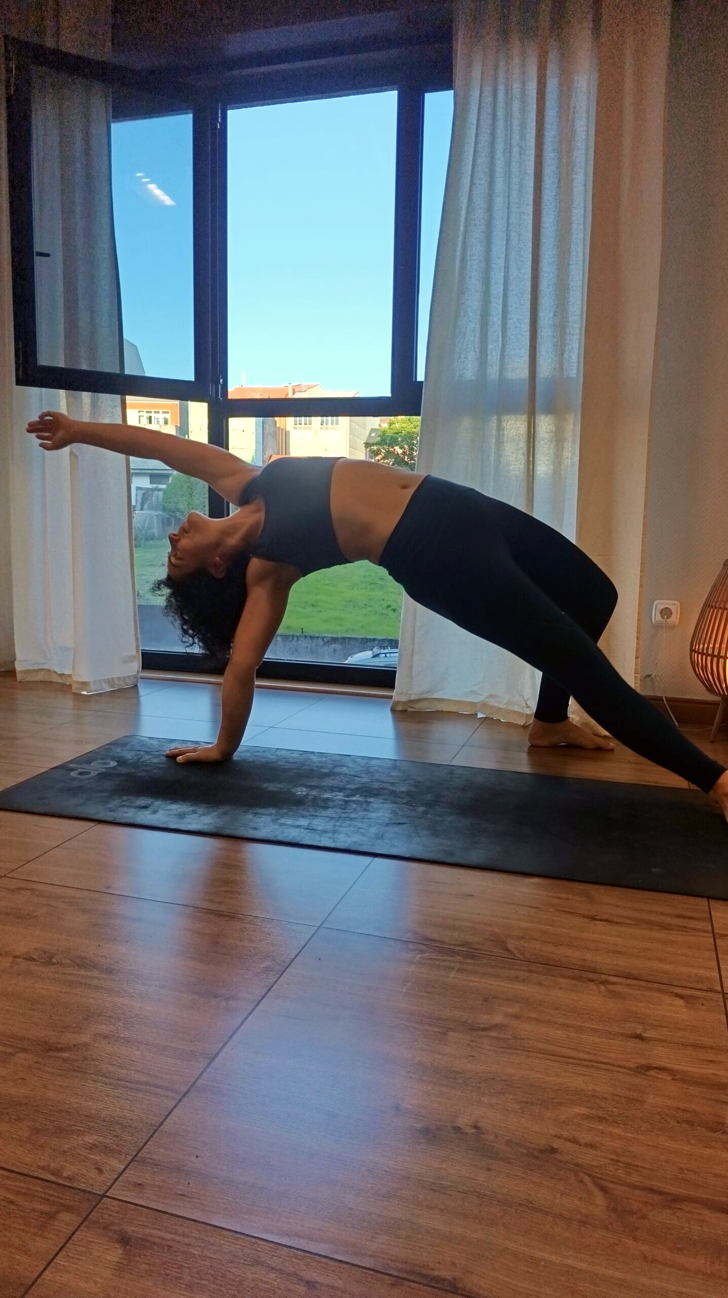 Postura de yoga dinámico en Emana Yoga Studio Carballo