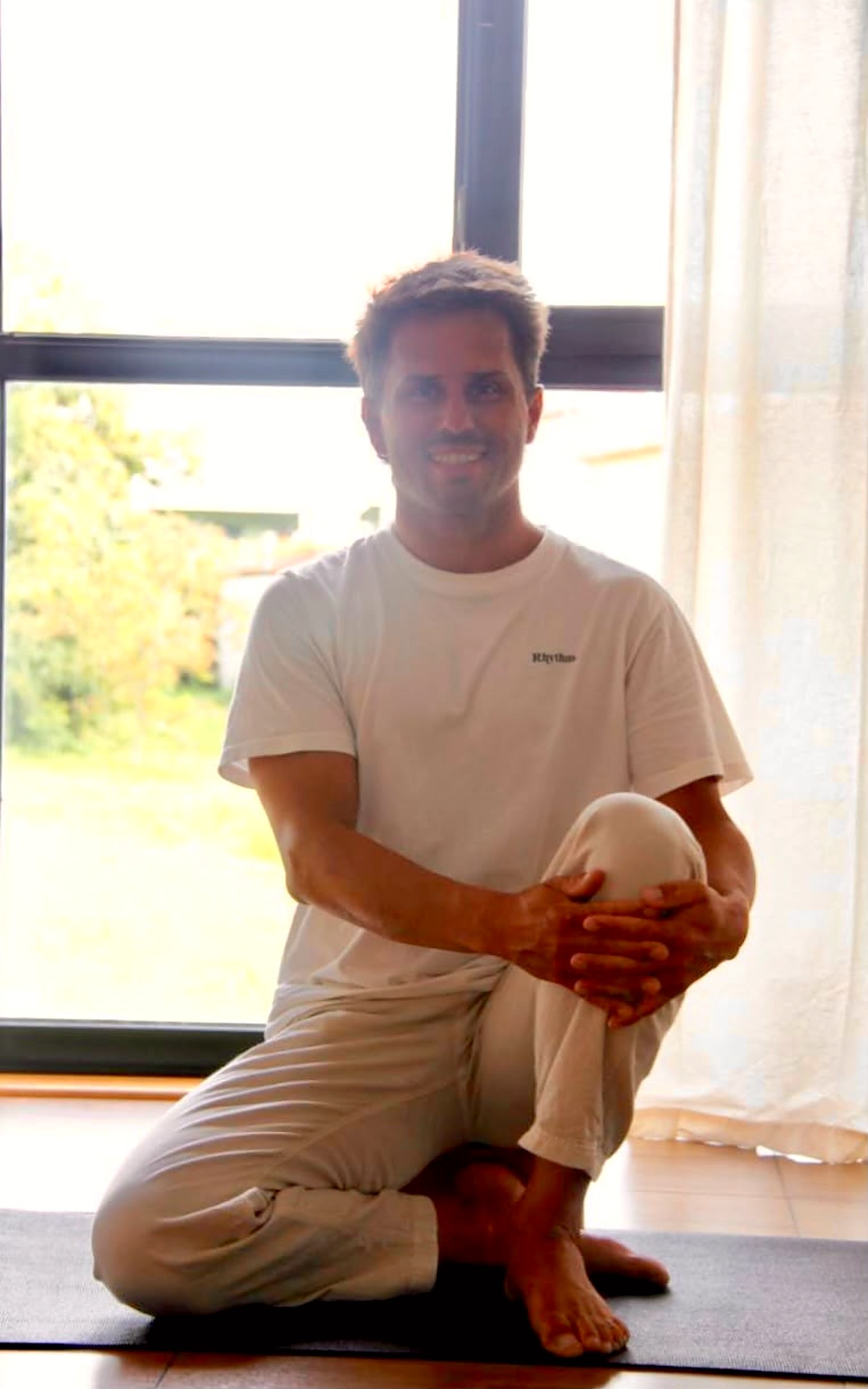 Profesor de yoga de Emana Yoga Studio en Carballo